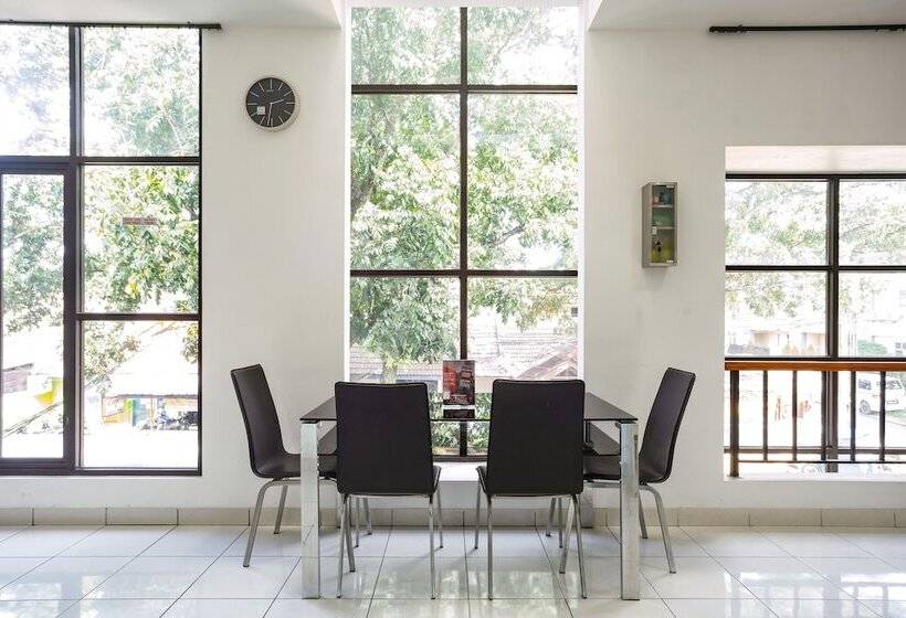 Пансион Reddoorz Near Eka Hospital Bsd City