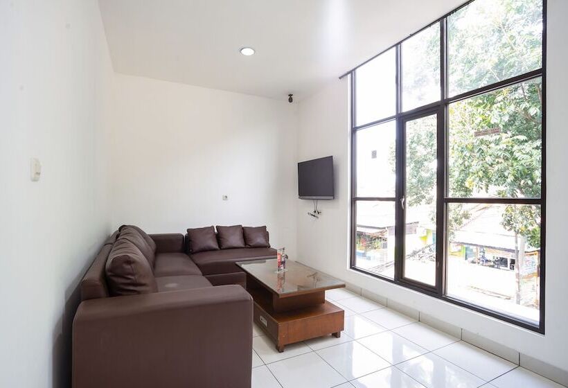 Пансион Reddoorz Near Eka Hospital Bsd City