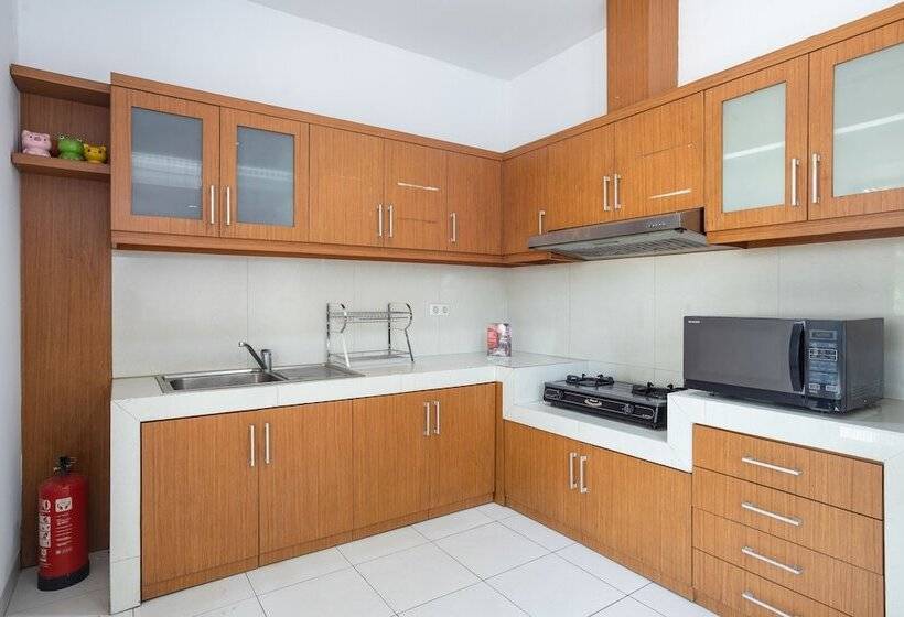 Пансион Reddoorz Near Eka Hospital Bsd City