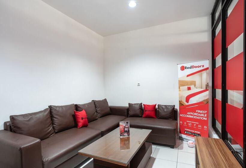 Пансион Reddoorz Near Eka Hospital Bsd City