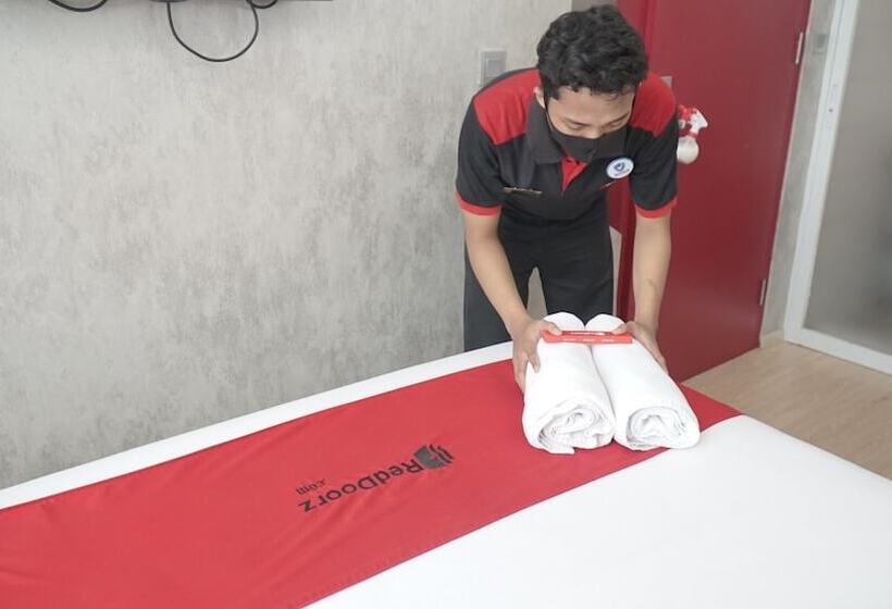 Пансион Reddoorz Plus Near Living Plaza Jababeka