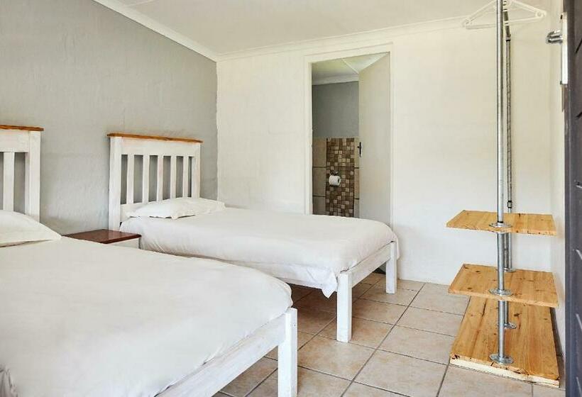 הוסטל First Group Hole In The Wall Backpackers