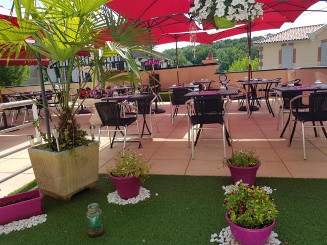 Отель Hôtel Restaurant Les Kakis