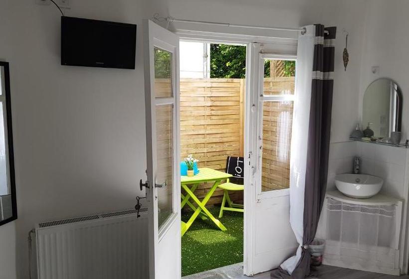 Отель Hôtel Restaurant Les Kakis