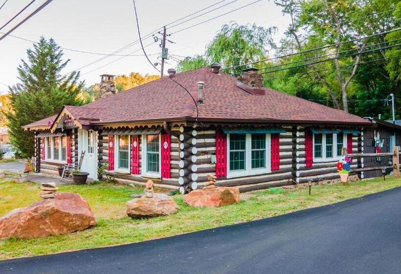 فندق Log Cabin Motor Court
