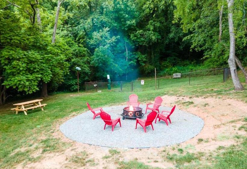 فندق Log Cabin Motor Court