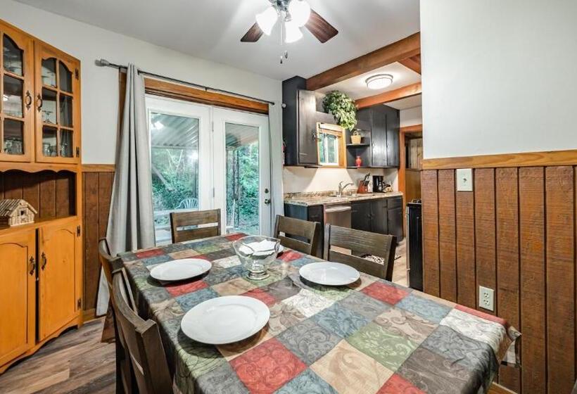 فندق Log Cabin Motor Court