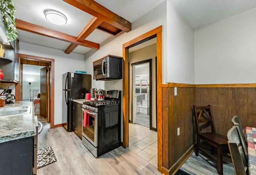 فندق Log Cabin Motor Court