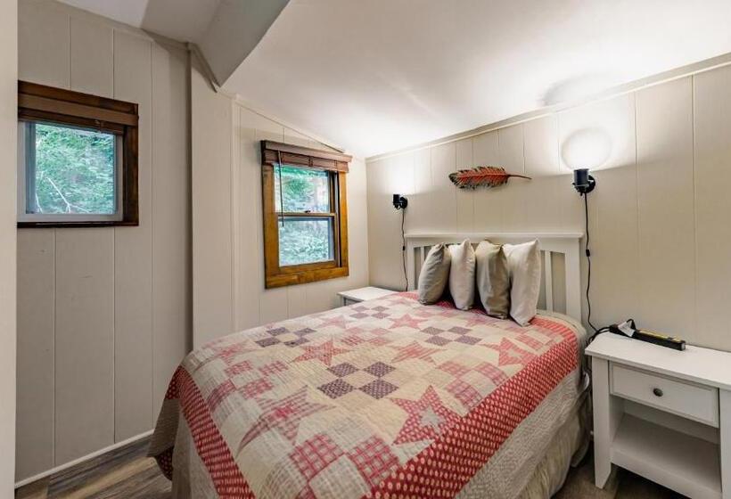 فندق Log Cabin Motor Court