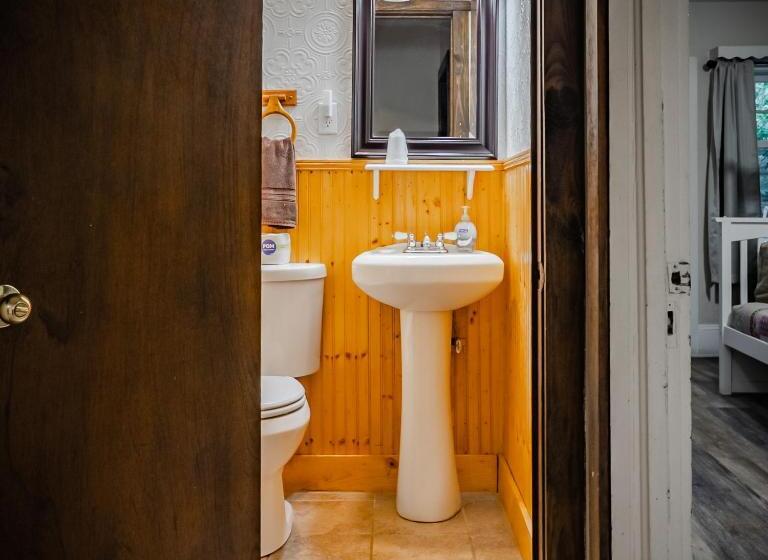 فندق Log Cabin Motor Court