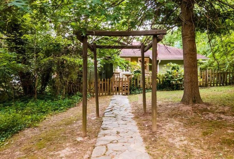 فندق Log Cabin Motor Court