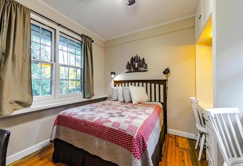 فندق Log Cabin Motor Court