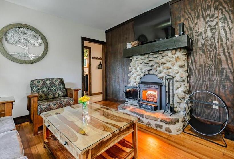 فندق Log Cabin Motor Court