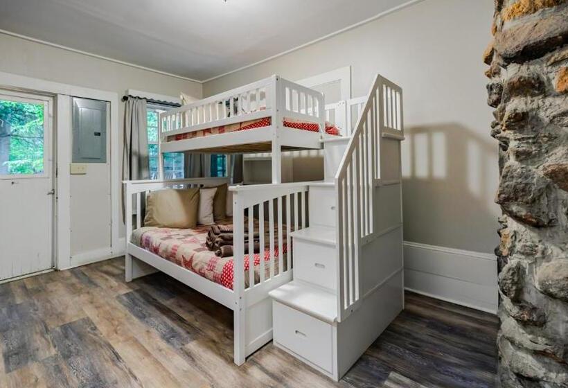 فندق Log Cabin Motor Court