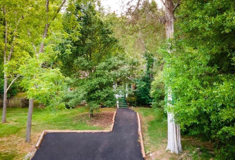 فندق Log Cabin Motor Court