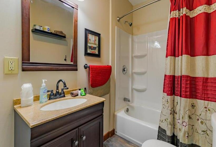 فندق Log Cabin Motor Court