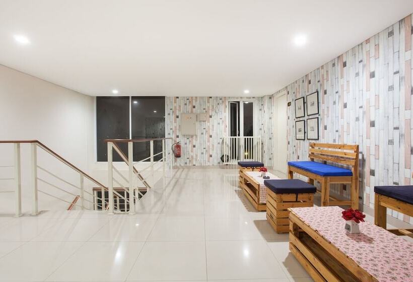 ペンション Reddoorz Plus At Riverside Malang