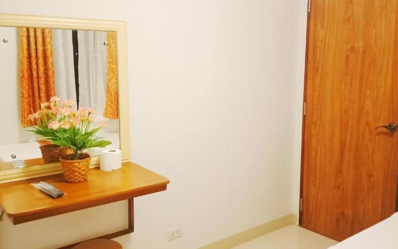 هتل Reddoorz Plus Near Mcarthur Park Tacloban