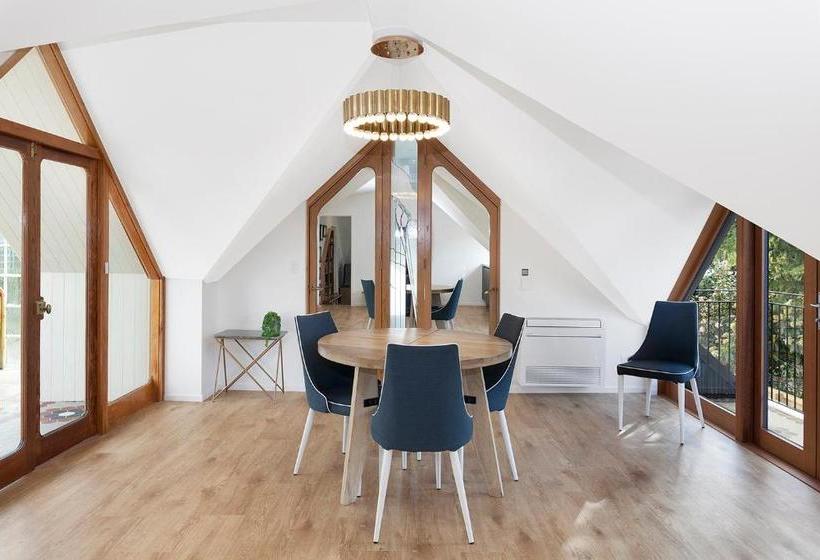 ペンション The Britten Stables