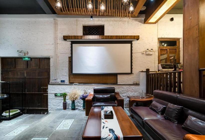 Общежитие Serenity & Peace Boutique Holiday Inn