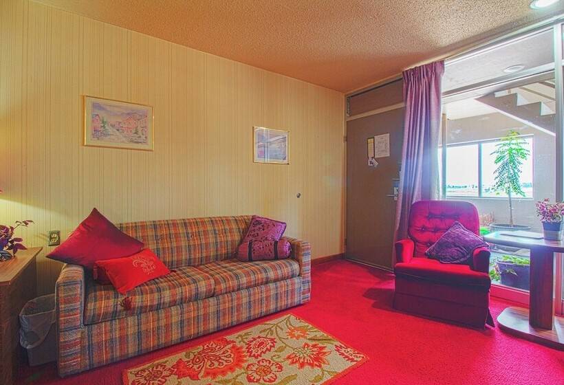 فندق Hometown Inn