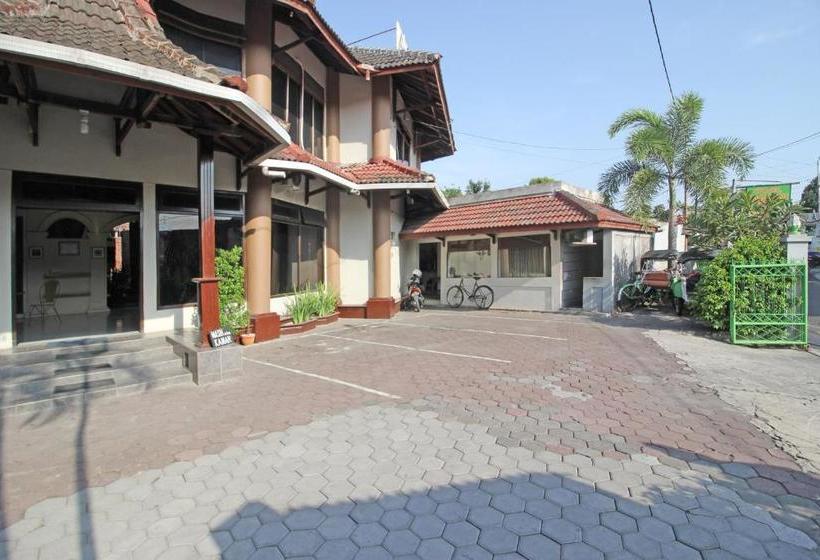 Отель Reddoorz Near Pakualaman