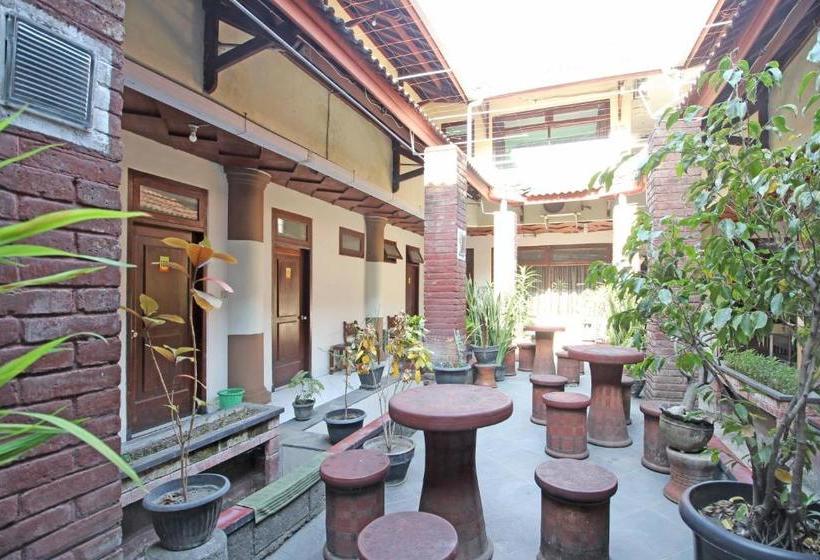 Отель Reddoorz Near Pakualaman