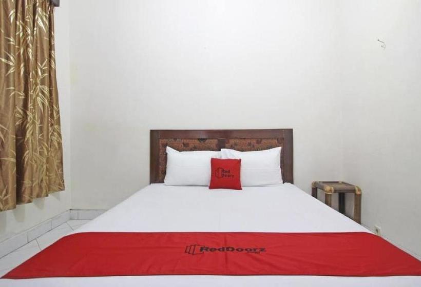 Отель Reddoorz Near Pakualaman