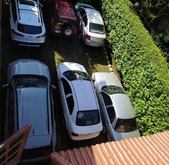 ユースホステル Hostal El Eden De Mindo