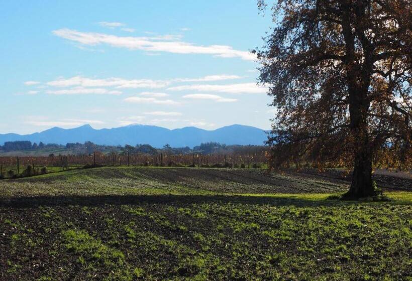 تختخواب و صبحانه River Road Retreat