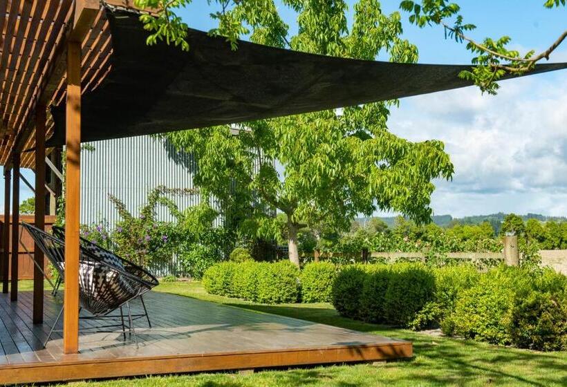 تختخواب و صبحانه River Road Retreat