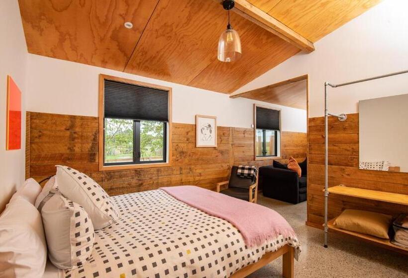 تختخواب و صبحانه River Road Retreat