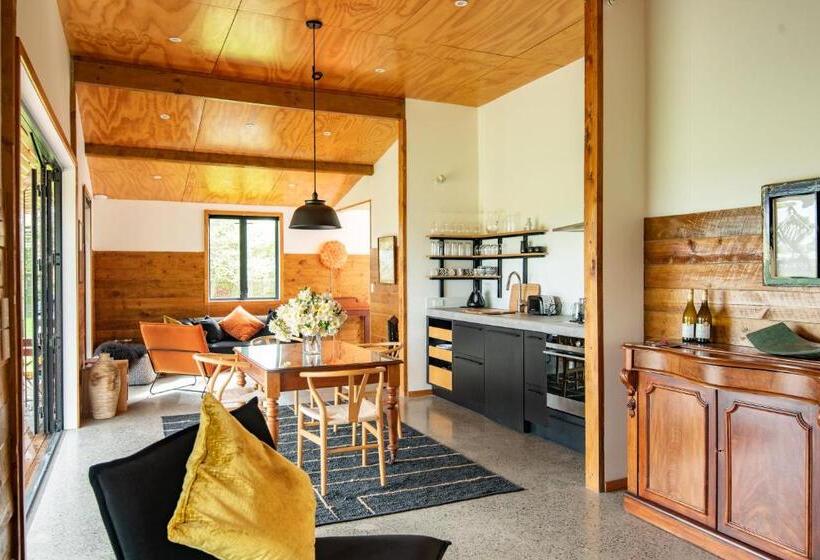 تختخواب و صبحانه River Road Retreat