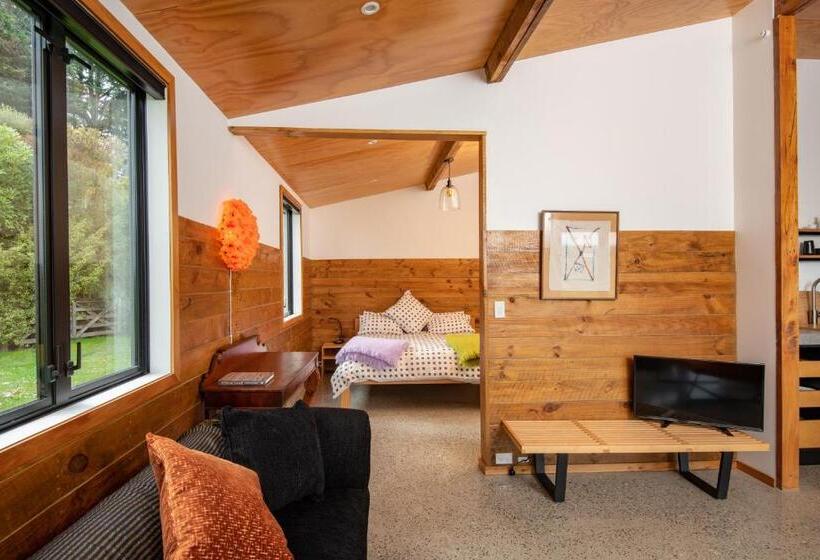 تختخواب و صبحانه River Road Retreat