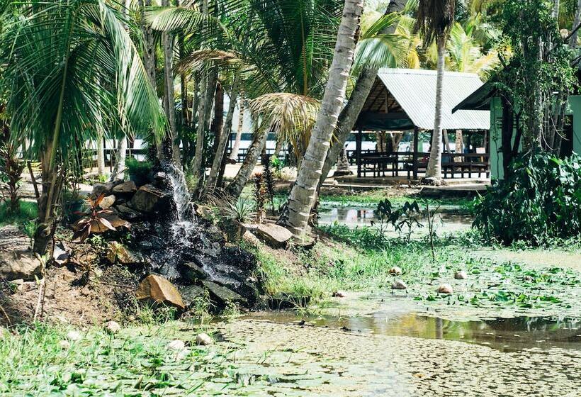 هتل Overbridge River Resort