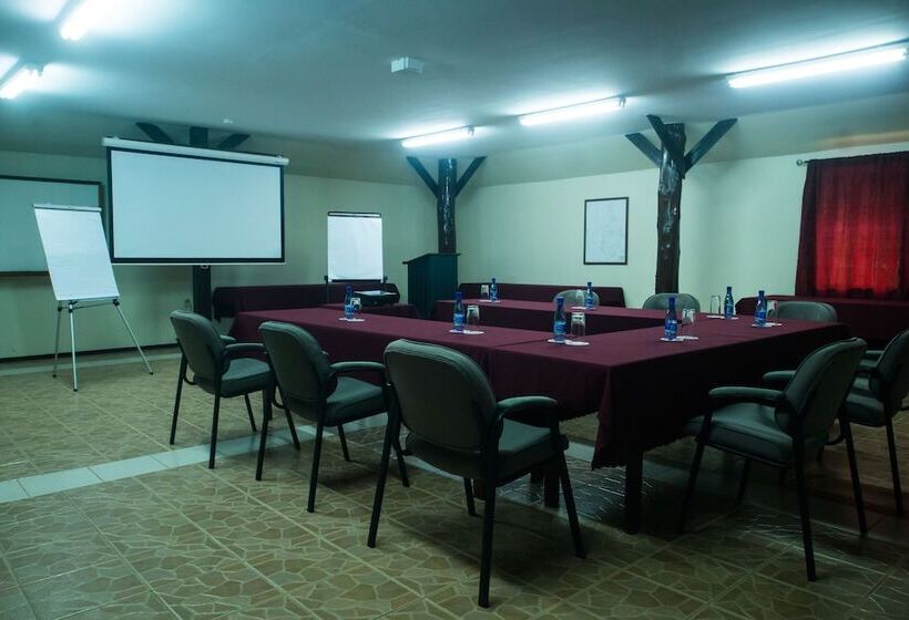 هتل Overbridge River Resort