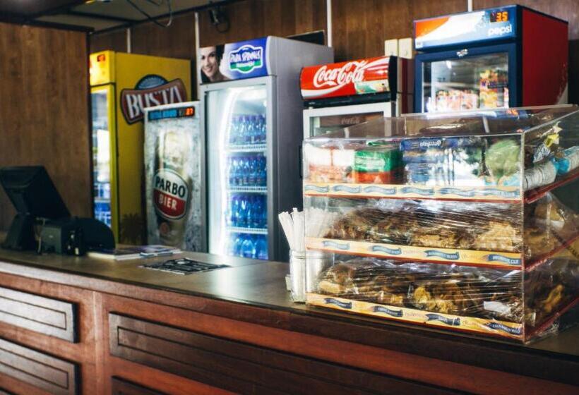 هتل Overbridge River Resort