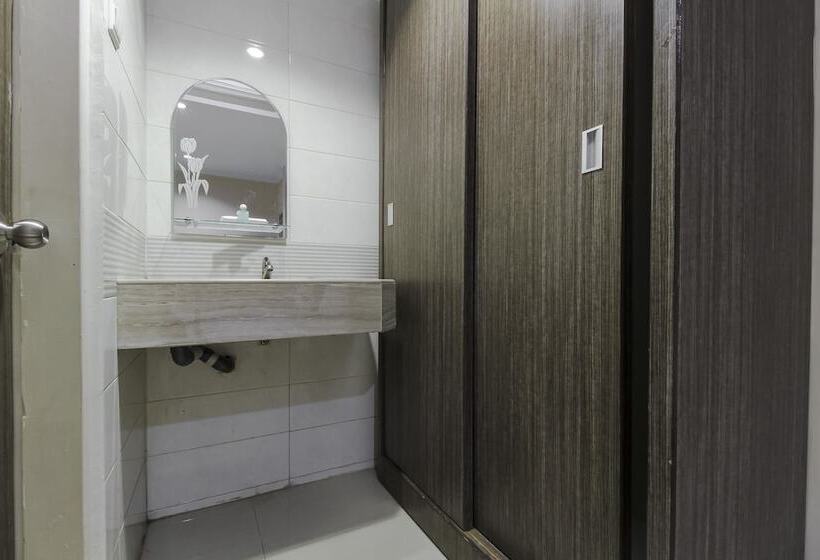 Отель Reddoorz Plus Syariah @ Jalan Sriwijaya Medan