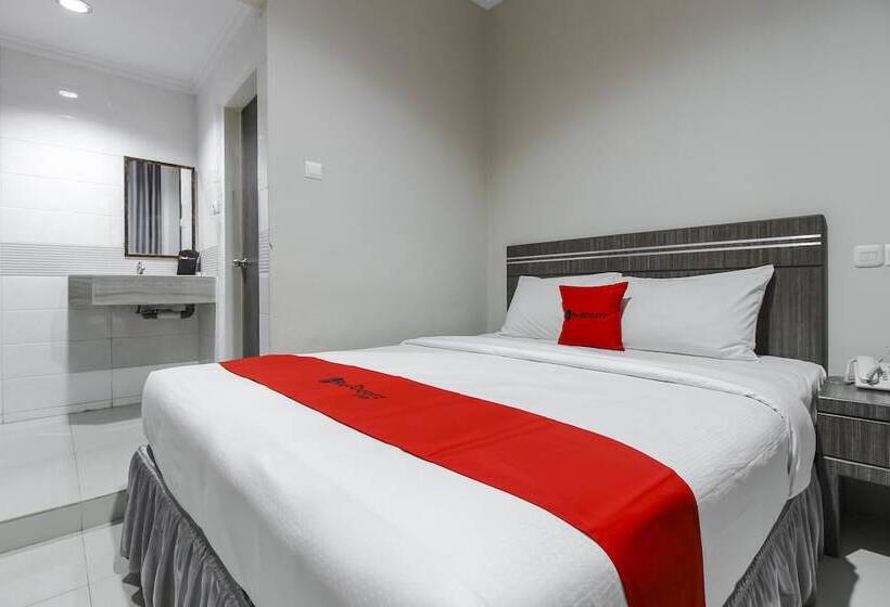 Отель Reddoorz Plus Syariah @ Jalan Sriwijaya Medan