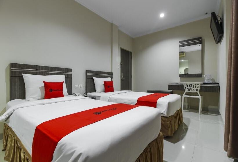 Отель Reddoorz Plus Syariah @ Jalan Sriwijaya Medan