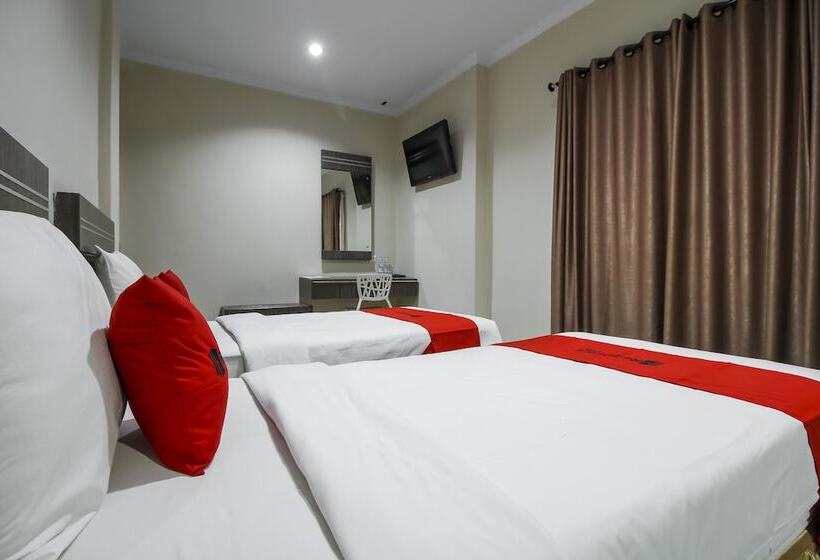 Отель Reddoorz Plus Syariah @ Jalan Sriwijaya Medan