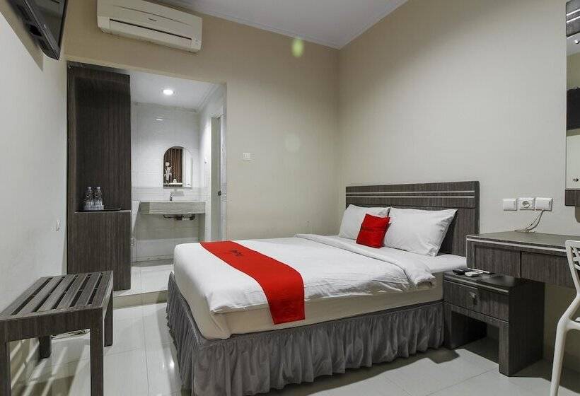 Отель Reddoorz Plus Syariah @ Jalan Sriwijaya Medan