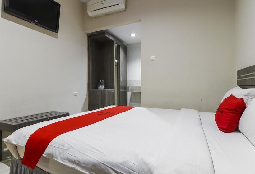 Отель Reddoorz Plus Syariah @ Jalan Sriwijaya Medan