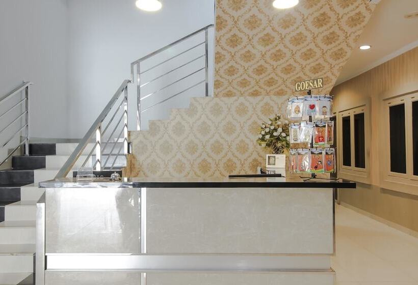 Отель Reddoorz Plus Syariah @ Jalan Sriwijaya Medan