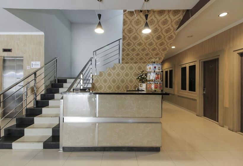 Отель Reddoorz Plus Syariah @ Jalan Sriwijaya Medan