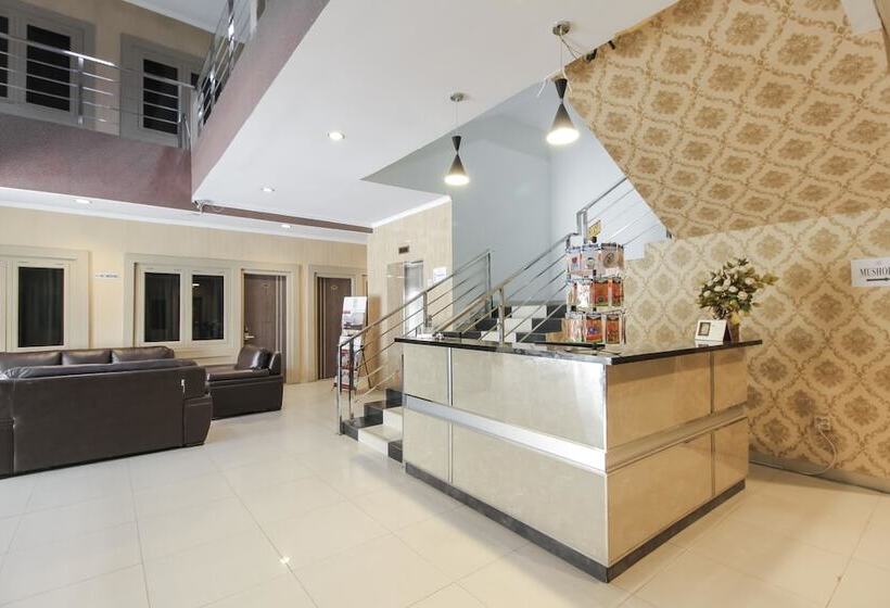 Отель Reddoorz Plus Syariah @ Jalan Sriwijaya Medan