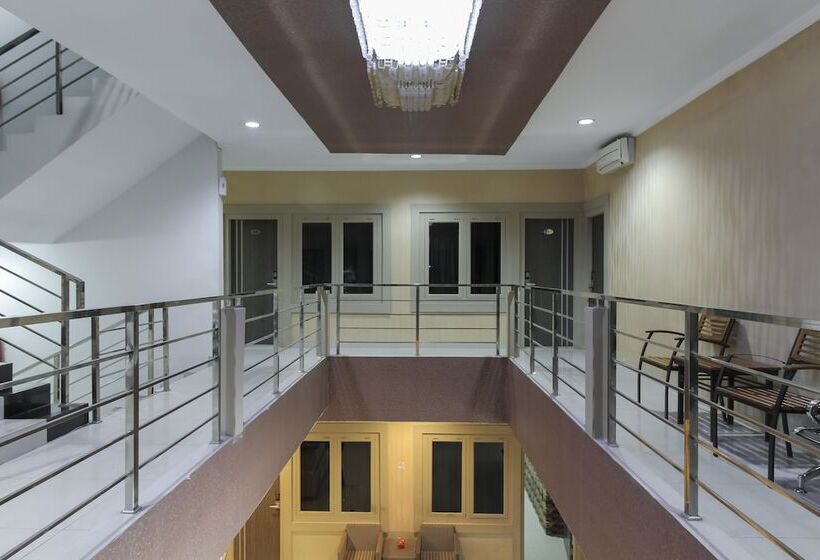 Отель Reddoorz Plus Syariah @ Jalan Sriwijaya Medan