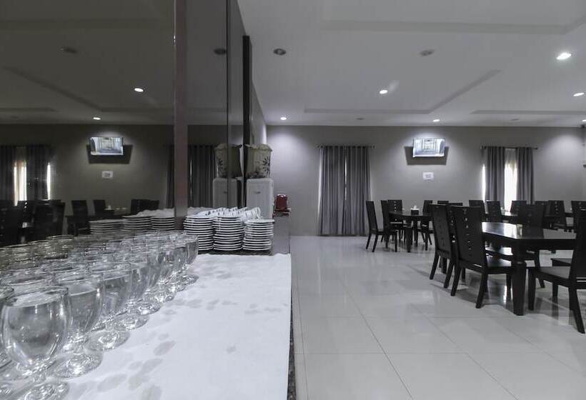 Отель Reddoorz Plus Syariah @ Jalan Sriwijaya Medan