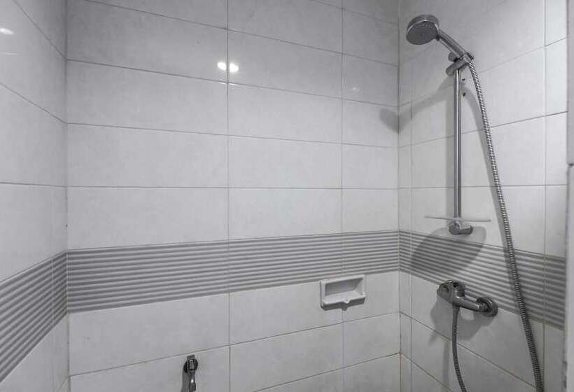 Отель Reddoorz Plus Syariah @ Jalan Sriwijaya Medan