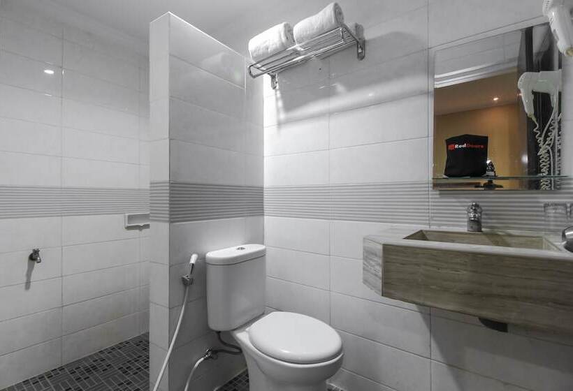 Отель Reddoorz Plus Syariah @ Jalan Sriwijaya Medan